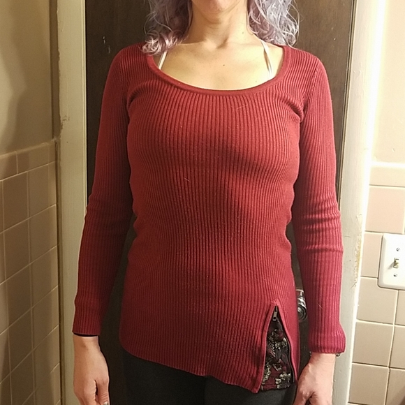 Unique red sweater - Picture 3 of 4